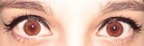 Eye liner και mascara με ανοιχτά μάτια