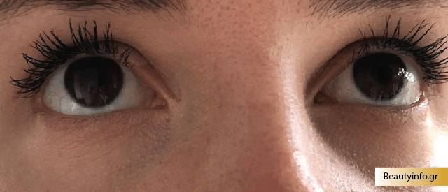 Εδώ φαίνεται η εφαρμογή της μάσκαρας στα μάτια μου