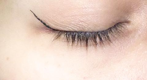 Πρώτο βήμα εφαρμογής του Essence Liquid Ink Eyeliner Waterproof