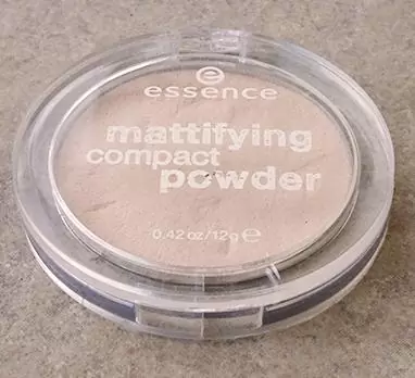 Essence mattifying compact powder 04